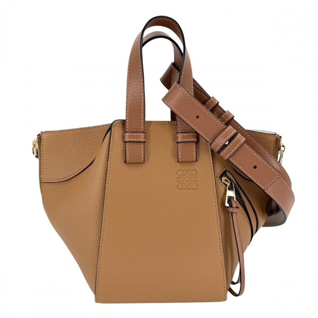 Loewe Women's Hammock Compact Shoulder Bag, Handbag, Crossbody Tote Leather, Calfskin, Brown, Gold: --- Catalog ---Category: SizeSize (HxWxD): 21cm x 28cm x 20cm / 8.26'' x 11.02'' x 7.87''Category: DesignType: Handbag, Shoulder bag, Tote bagColor: BrownGender: WomenMaterial: Leather Leather/Fur Typ