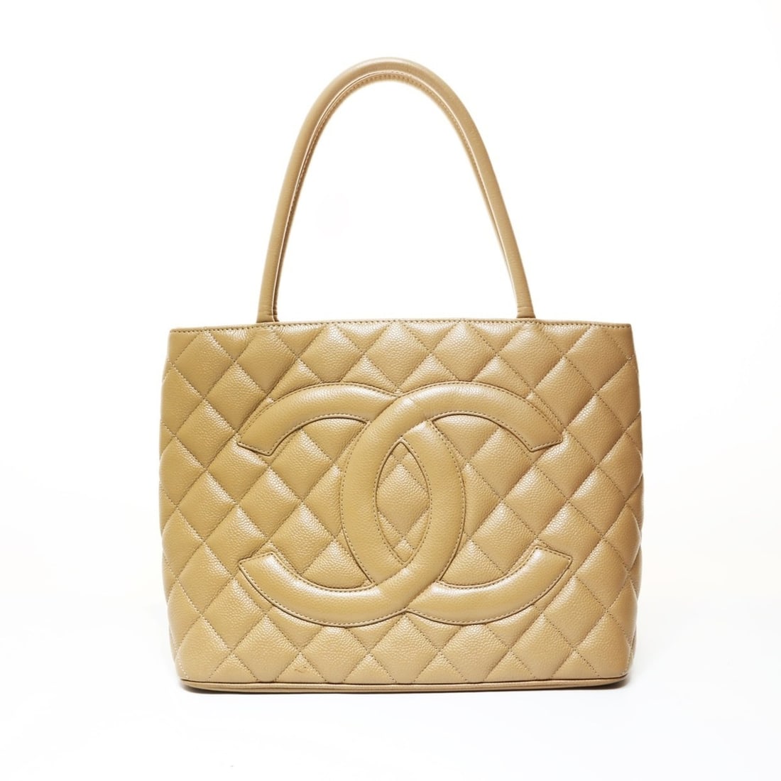 Chanel Reissue Tote Medallion Caviar Skin Handbag Beige: --- Catalog ---Category: SizeHandle Drop: 16.00cm / 6.30''Size (HxWxD): 24cm x 32cm x 14cm / 9.44'' x 12.59'' x 5.51''Category: DesignType: HandbagColor: BeigeGender: WomenMaterial: Grained Calfskin C