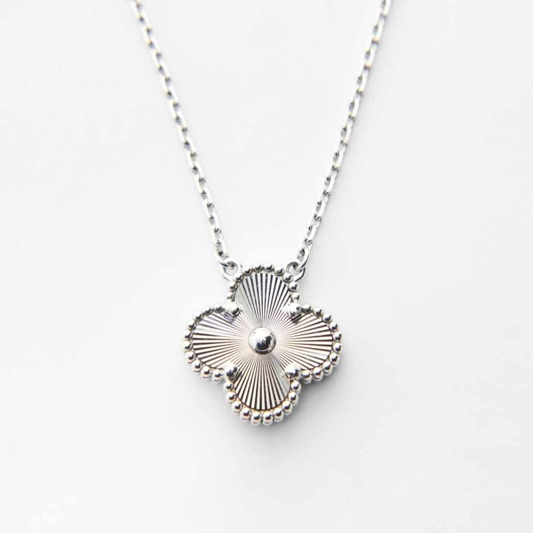 Van Cleef & Arpels Au750 Alhambra Guilloche White Gold Necklace Silver: --- Catalog ---Category: SizePendant Size: 15mm x 15mm / 0.59'' x 0.59''Category: DesignColor: WhiteGender: WomenNecklace Type: NecklaceCategory: GeneralBrand: Van Cleef & ArpelsCountry of Origin: Fra