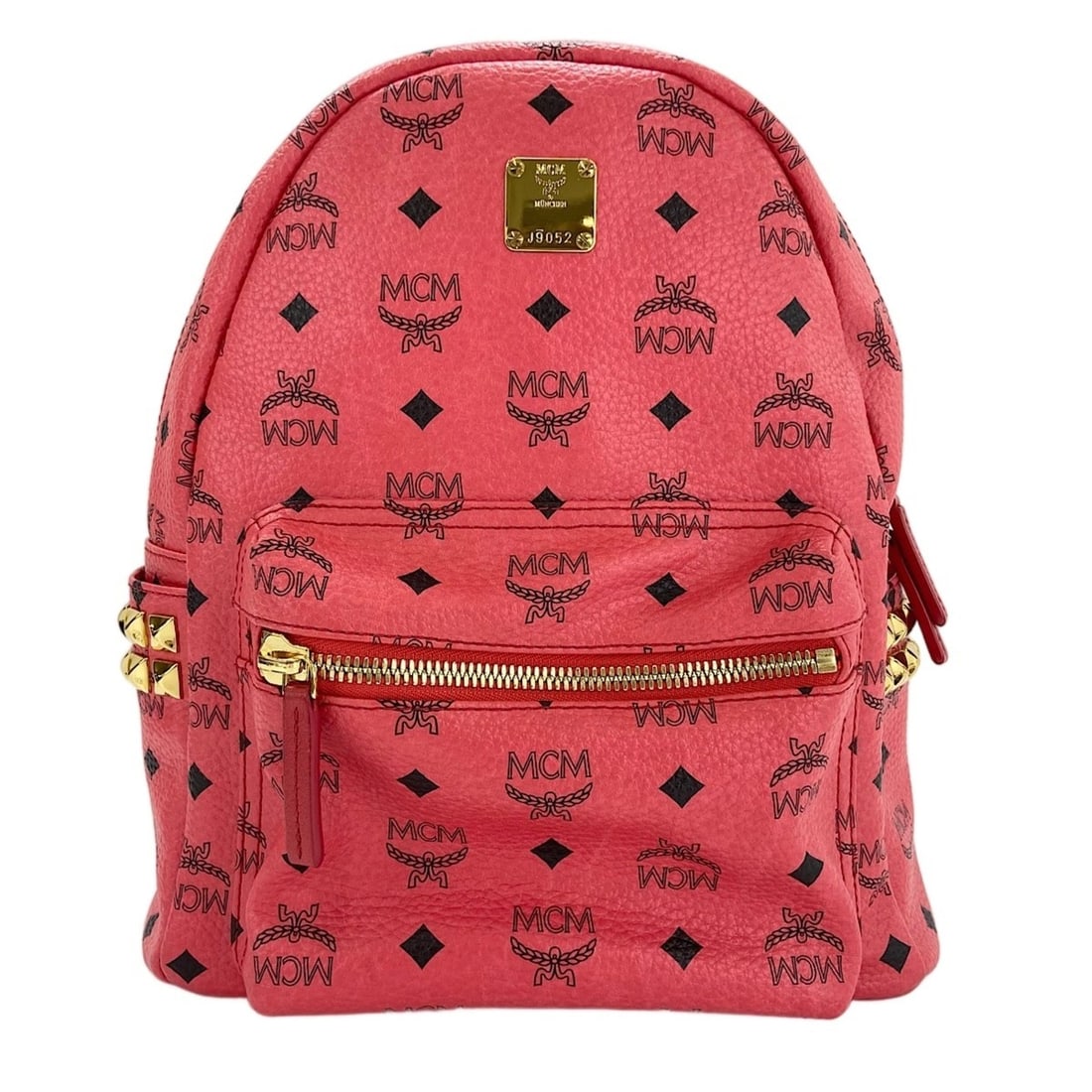 MCM Stark Side Studs Small Stud Backpack Red: --- Catalog ---Category: SizeHandle Drop: 5.00cm / 1.97''Size (HxWxD): 30cm x 26cm x 13cm / 11.81'' x 10.23'' x 5.11''Strap Length: 68cm / 26.77''Category: DesignType: BackpackColor: Red colorGender:
