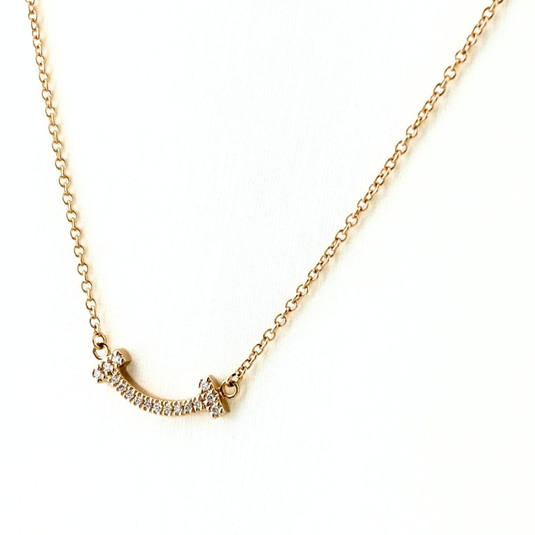 Tiffany & Co. T Smile Mini Necklace PG Pink Gold Pendant with Small Diamonds 750 Diamond for Women: --- Catalog ---Category: SizePendant Size: 4.7mm x 14.4mm / 0.18'' x 0.56''Neck Circumference: 45.5 cm / 17.91''Category: DesignColor: PinkGender: WomenPendant Type: PendantNecklace Type: NecklaceCate
