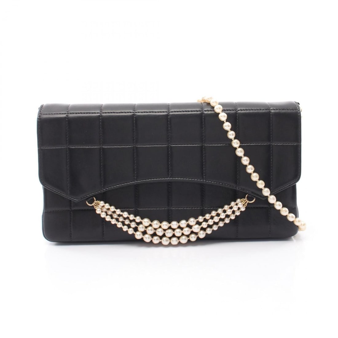 Chanel Chocolate Bar Pearl Chain Shoulder Bag/Handbag, Lambskin Leather, Women's, Black: --- Catalog ---Category: SizeSize (HxWxD): 13cm x 26.5cm x 6.5cm / 5.11'' x 10.43'' x 2.55''Category: DesignType: Handbag, Shoulder bagColor: BlackGender: WomenMaterial: Leather Hardware Color: GoldLe