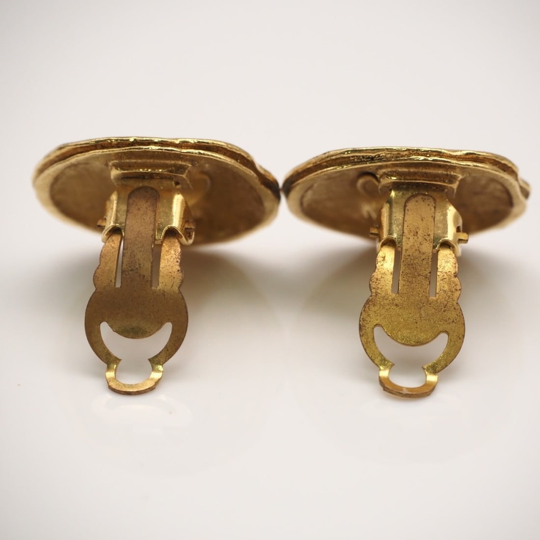 CHANEL Coco Mark Earrings GP - Gold Women's: --- Catalog ---Category: SizeWeight: 15g / 0.52oz.Size (HxWxD): 25.00mm x 25.00mm / 0.98'' x 0.98''Category: DesignType: Clip earringsColor: GoldFinish: Gold platedGender: WomenCategory: GeneralBrand: