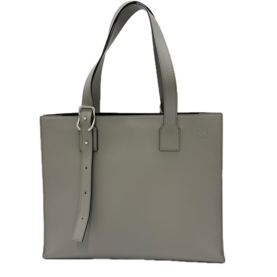LOEWE Anagram Horizontal Tote Bag B692K96X06 Shoulder Bag, Gray Calf Leather, Men's: --- Catalog ---Category: SizeSize (HxWxD): 31.5cm x 39.5cm x 9cm / 12.4'' x 15.55'' x 3.54''Handle Length: 73cm / 28.74''Category: DesignType: Shoulder bag, Tote bagColor: GrayGender: MenClosure: Magn