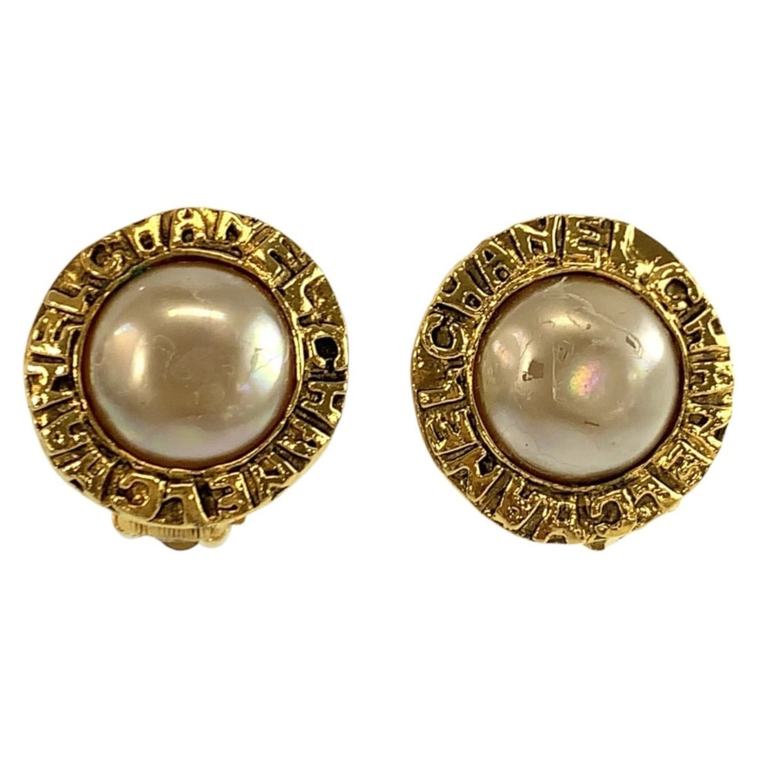 CHANEL Vintage Round Logo Gold Plated Faux Pearl Earrings for Women: --- Catalog ---Category: SizeSize (HxWxD): 20.00mm x 20.00mm / 0.79'' x 0.79''Category: DesignType: Clip earringsColor: GoldGender: WomenMaterial: Artificial pearl, Gold platingCategory: GeneralBrand:
