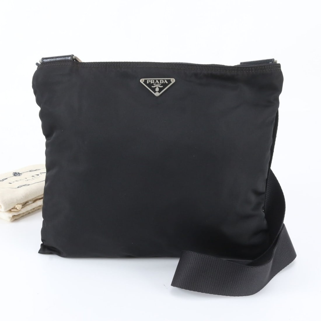 Prada Tessuto Nylon Triangle Logo Leather Shoulder Bag Messenger for Men: --- Catalog ---Category: SizeSize (HxWxD): 26cm x 28cm x 2cm / 10.23'' x 11.02'' x 0.78''Category: DesignType: Shoulder bagColor: BlackGender: MenMaterial: Nylon , Leather Category: GeneralBrand: Prad