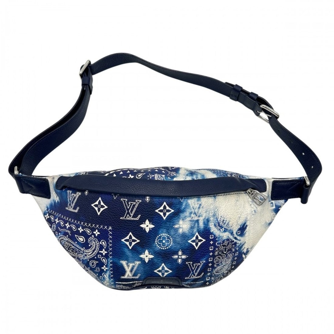 Louis Vuitton Men's Monogram Bandana Discovery Bum Bag PM Waist Bag, Paisley Pattern, Blue, Silver: --- Catalog ---Category: SizeSize (HxWxD): 18cm x 38.5cm x 2cm / 7.08'' x 15.15'' x 0.78''Category: DesignType: Fanny pack, Sling bagColor: BlueGender: MenMaterial: Monogram Category: GeneralBrand: Lo