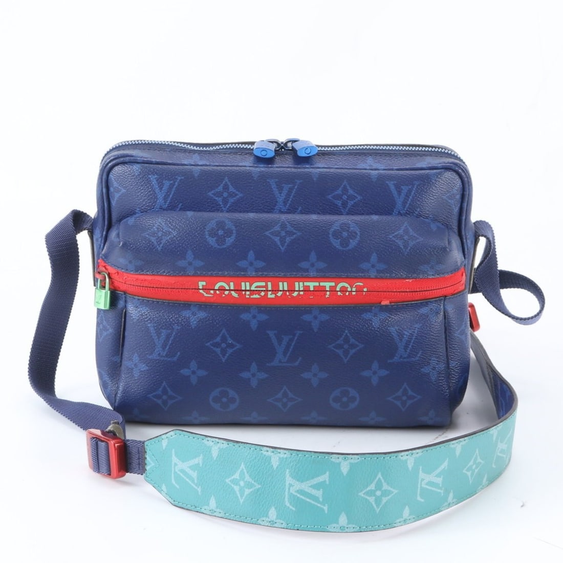 Louis Vuitton Messenger PM Monogram Pacific M43829 Leather Shoulder Bag for Men: --- Catalog ---Category: SizeSize (HxWxD): 18cm x 25cm x 8cm / 7.08'' x 9.84'' x 3.14''Category: DesignType: Shoulder bagColor: Blue, Galle, MonogramGender: MenMaterial: Leather , Coated canvas Catego