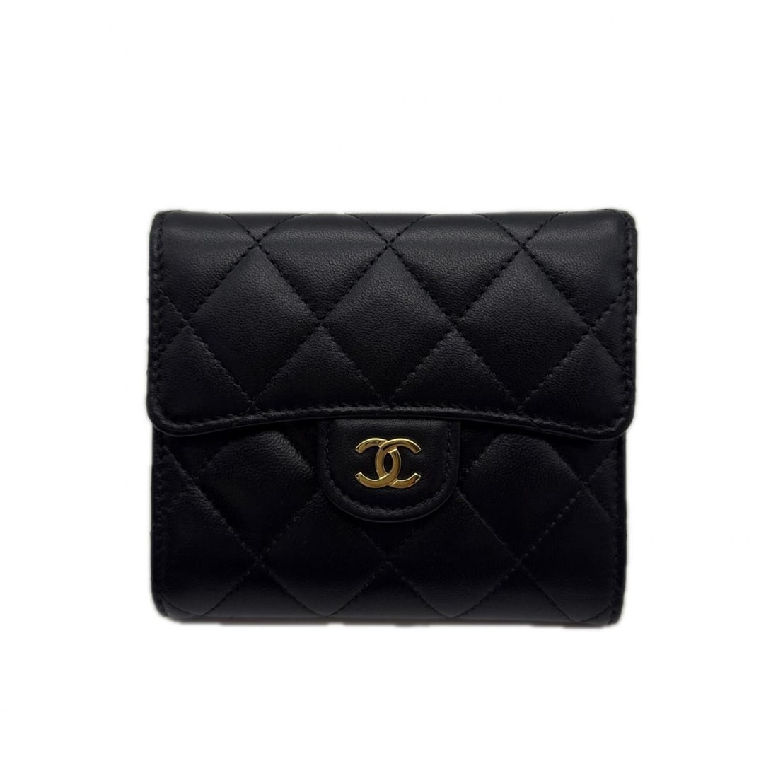 CHANEL Calfskin AP0231 Matelassé Classic Small Flap Wallet Black Tri-fold Bordeaux Lambskin Women's: --- Catalog ---Category: SizeSize (HxWxD): 10cm x 11.5cm x 2cm / 3.93'' x 4.52'' x 0.78''Category: DesignType: Wallet (tri-fold)Color: Black, BordeauxGender: WomenMaterial: Leather Leather/Fur Type: L