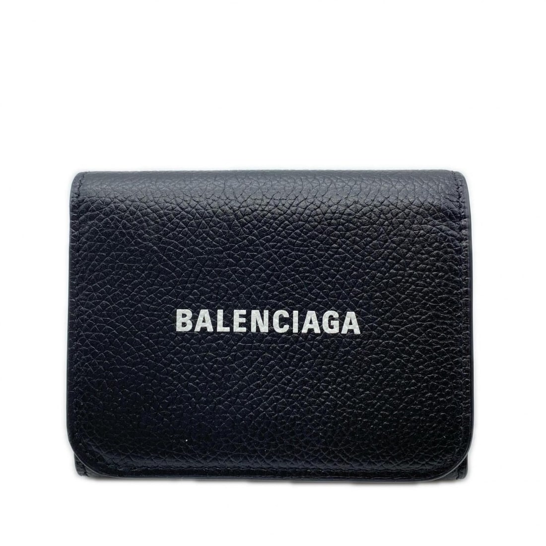 BALENCIAGA Leather Cash Mini Wallet 655622 Tri-fold Black Men's: --- Catalog ---Category: SizeSize (HxWxD): 7.5cm x 9.5cm x 2cm / 2.95'' x 3.74'' x 0.78''Category: DesignType: Wallet (bi-fold)Color: BlackGender: MenMaterial: Leather Category: GeneralBrand: Balencia