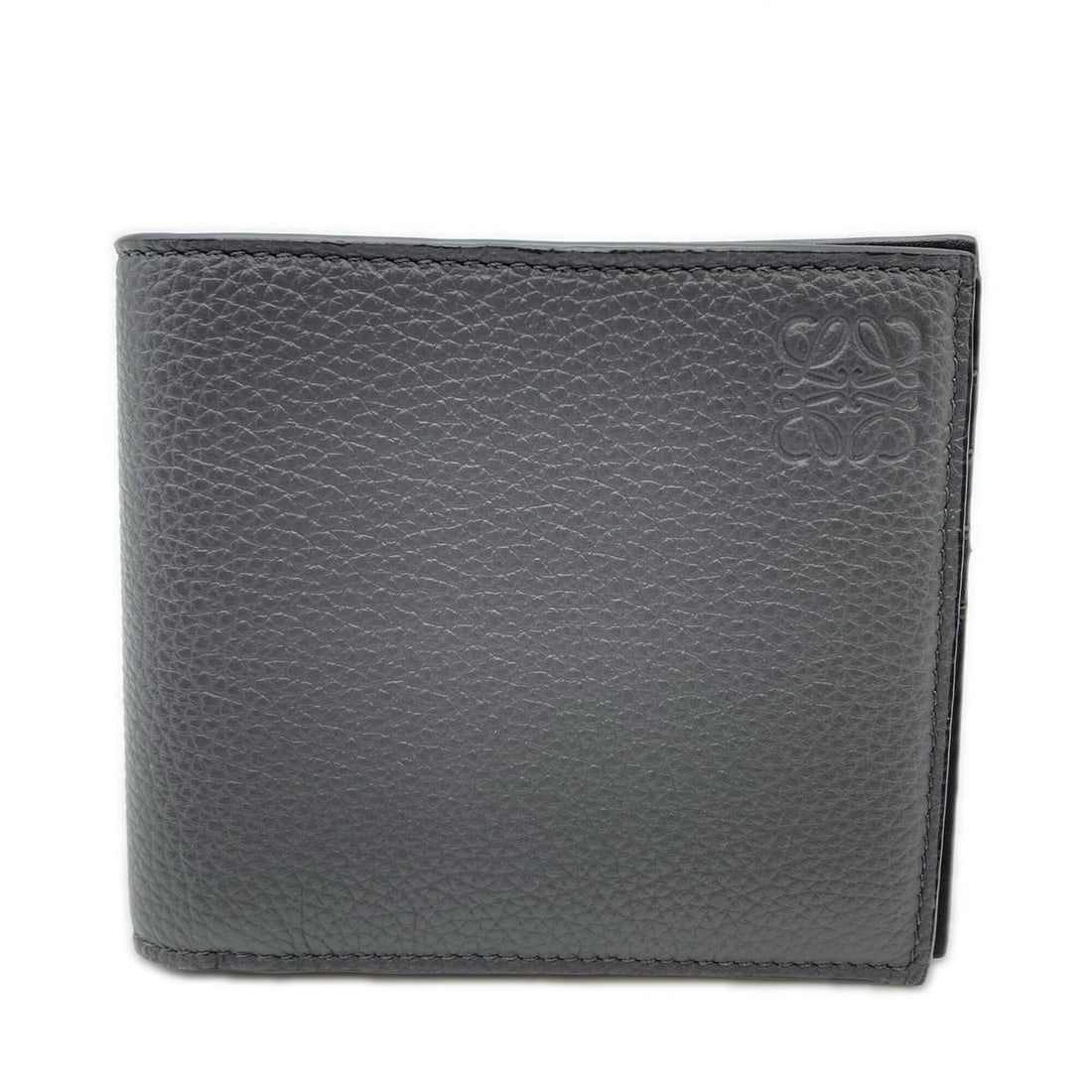 LOEWE Soft Grain Calf Bifold Wallet C660302X05 - Bi-fold wallet in gray and black, grain calf: --- Catalog ---Category: SizeSize (HxWxD): 9.5cm x 10.5cm x 1cm / 3.74'' x 4.13'' x 0.39''Category: DesignType: Wallet (bi-fold)Color: Black, GrayGender: MenClosure: FlapMaterial: Leather Leather/Fur 