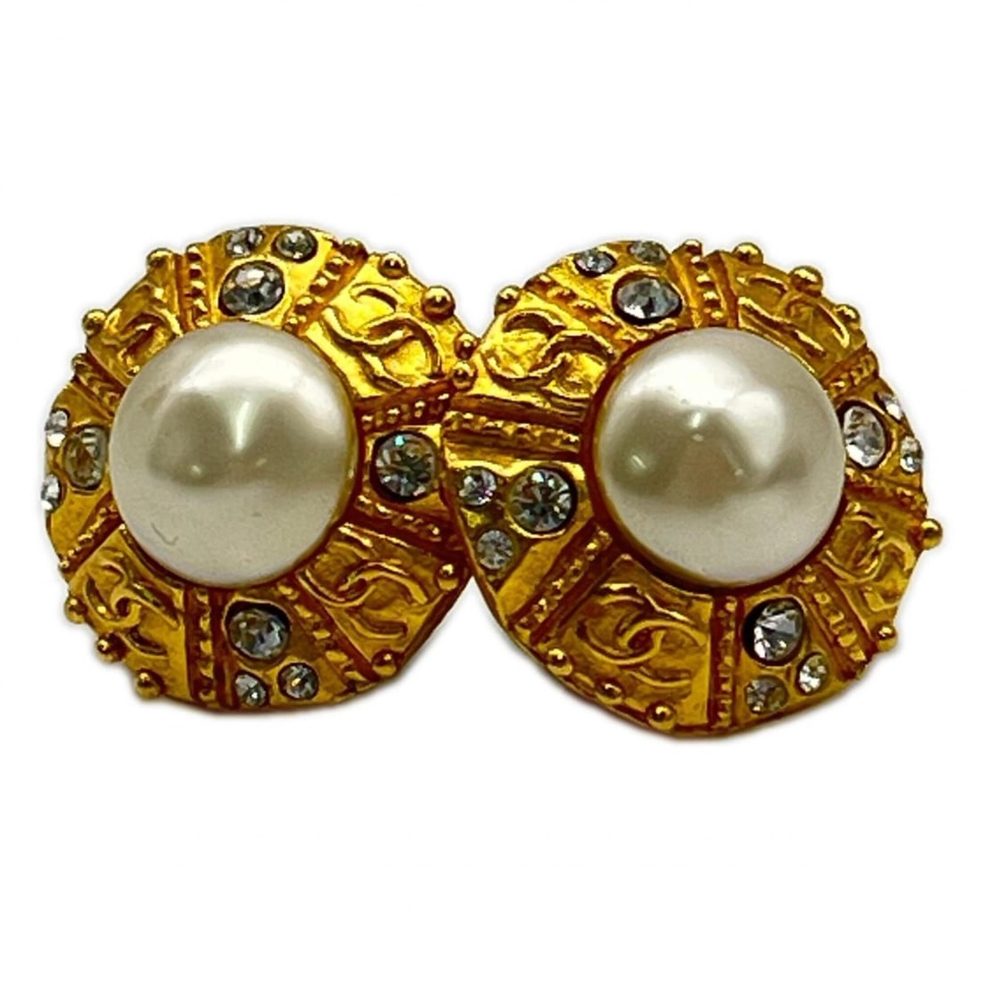 CHANEL Coco Mark Faux Pearl Earrings GP - Gold and White for Women: --- Catalog ---Category: SizeWeight: 28g / 0.98oz.Size (HxWxD): 30.00mm x 30.00mm / 1.18'' x 1.18''Category: DesignType: Clip earringsColor: Gold, WhiteFinish: Gold platedGender: WomenCategory: Genera