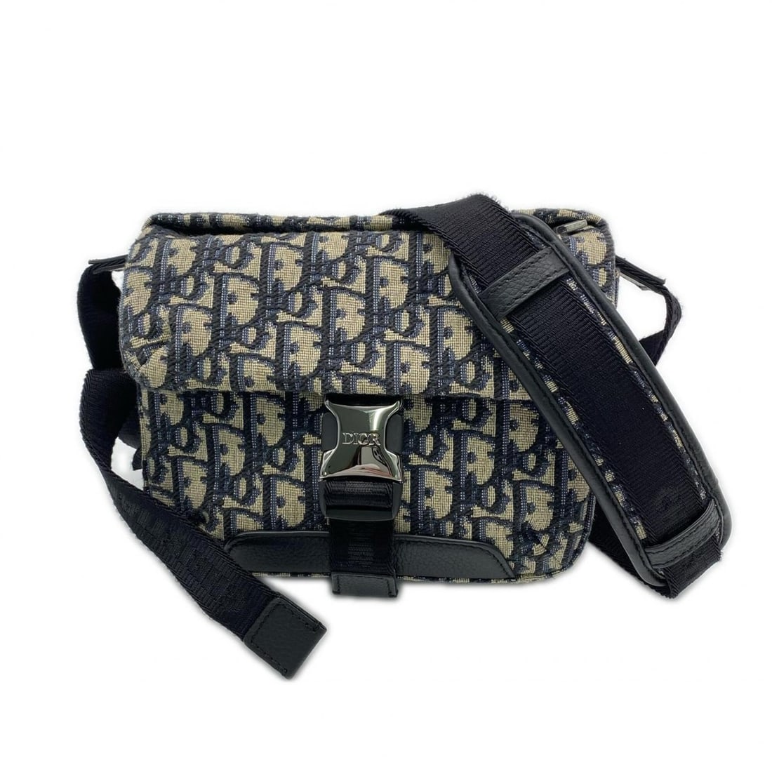 Christian Dior Oblique Jacquard Explorer Messenger Bag 2ESWS001YKY 27EU Shoulder Navy Beige Canvas: --- Catalog ---Category: SizeSize (HxWxD): 14cm x 19cm x 4cm / 5.51'' x 7.48'' x 1.57''Strap Length: 133cm / 52.36''Category: DesignType: Messenger bag, Shoulder bagColor: Beige, NavyGender: WomenClos