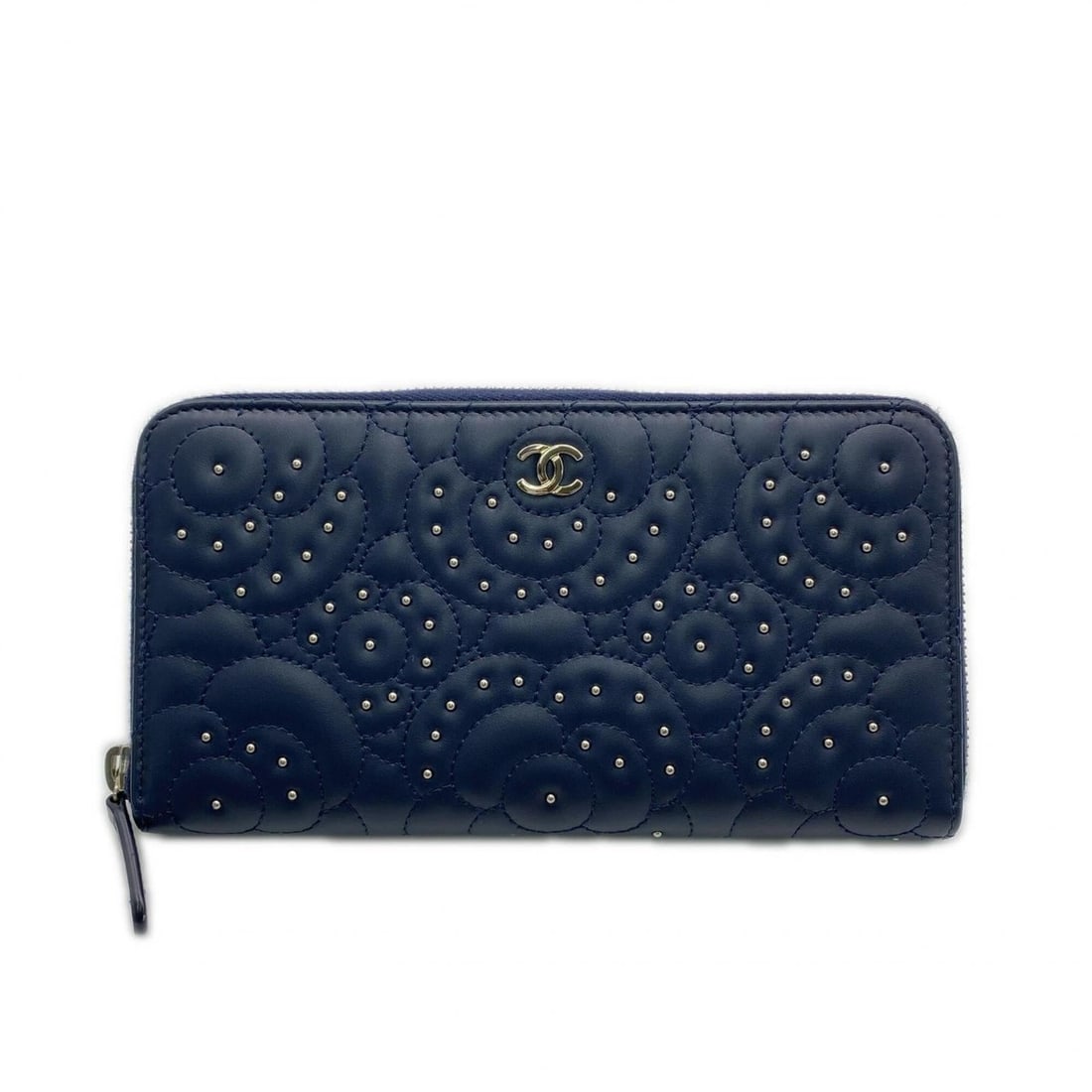 CHANEL Camellia Round Zip Long Wallet A82281 Navy Lambskin Women's: --- Catalog ---Category: SizeSize (HxWxD): 10cm x 19cm x 2cm / 3.93'' x 7.48'' x 0.78''Category: DesignType: Long wallet (bi-fold)Color: NavyGender: WomenClosure: ZipperMaterial: Leather Leather/Fur T