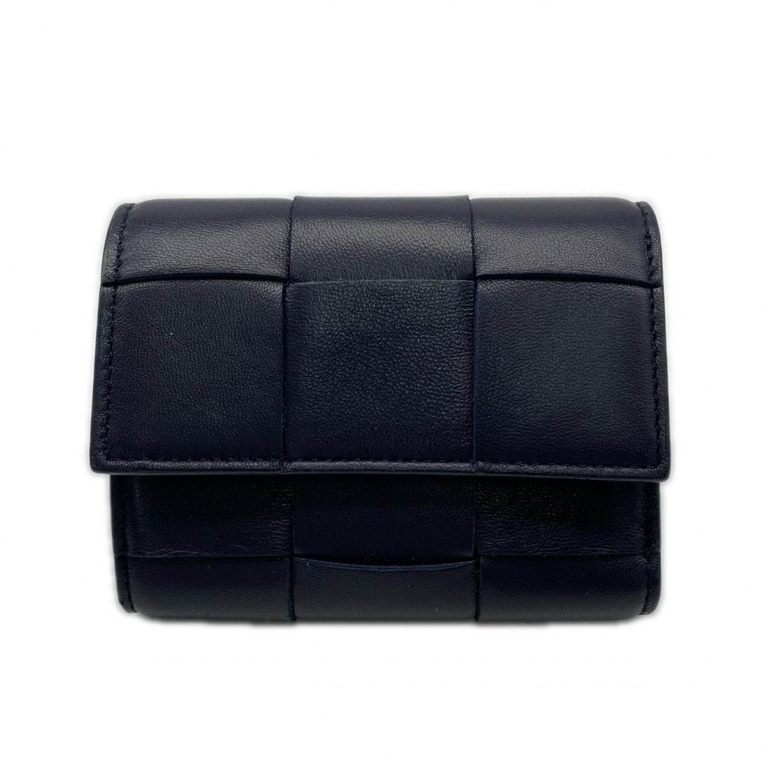 BOTTEGA VENETA Cassette Tri-fold Wallet 651372, Navy Lambskin, Women's: --- Catalog ---Category: SizeSize (HxWxD): 9cm x 11.5cm x 3cm / 3.54'' x 4.52'' x 1.18''Category: DesignType: Wallet (tri-fold)Color: NavyGender: WomenClosure: FlapMaterial: Leather Leather/Fur Type: 