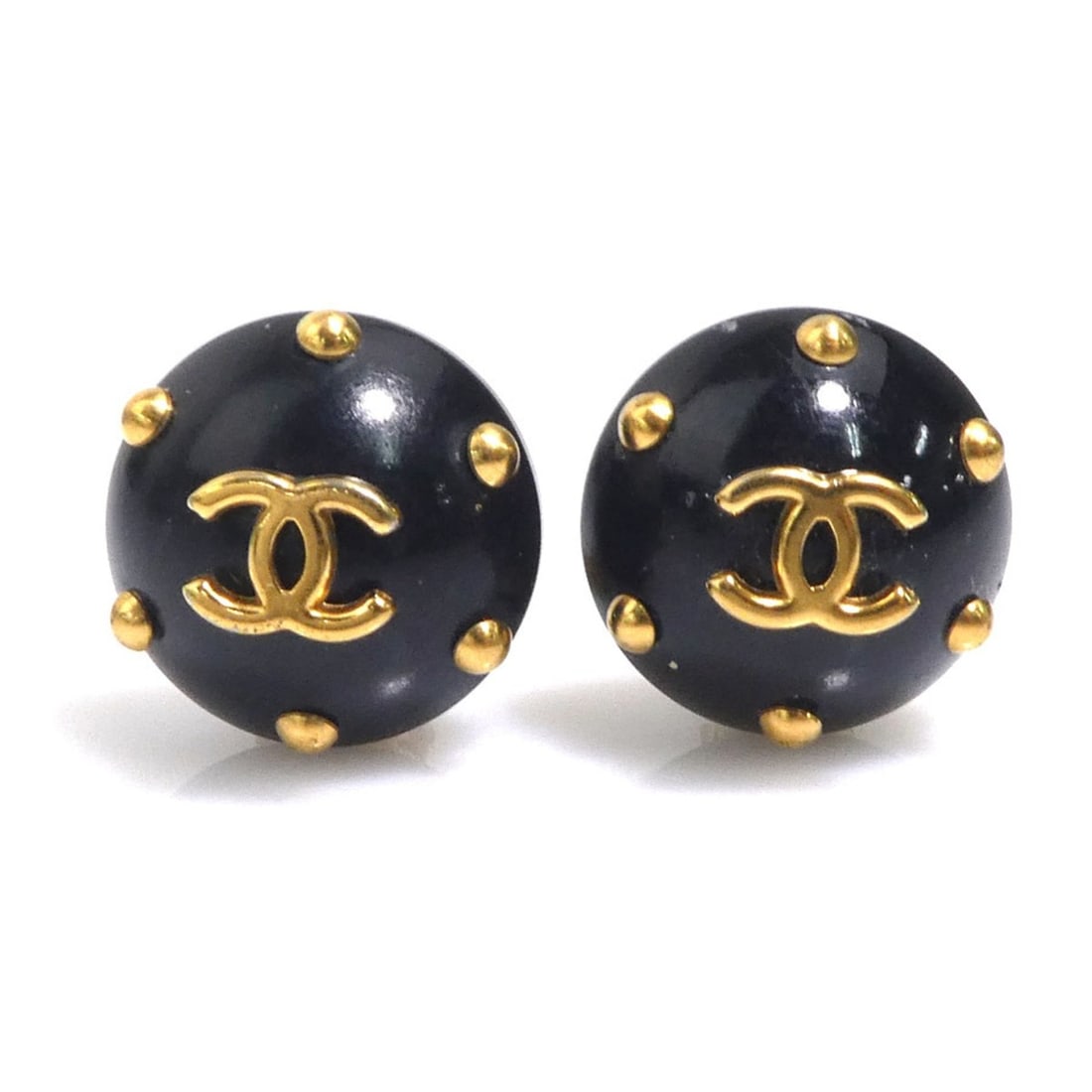 Chanel earrings, Coco Mark design, metal and plastic, gold black, for women, e61994a: --- Catalog ---Category: DesignType: Clip earringsColor: Black, GoldGender: WomenMaterial: Metal, PlasticCategory: GeneralBrand: ChanelCountry of Origin: France--- Item List ---Section: ConditionRanki