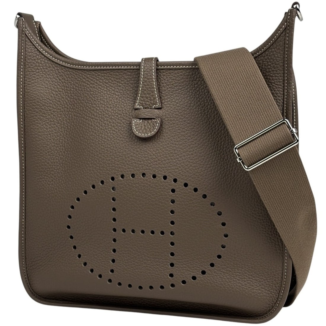 Hermes Evelyne 3 PM Perforated H Logo Shoulder Bag, Taurillon Clemence Leather, Etoupe, B, Women's: --- Catalog ---Category: SizeSize (HxWxD): 28cm x 29cm x 7.5cm / 11.02'' x 11.41'' x 2.95''Category: DesignType: Shoulder bagColor: Etoupe grayGender: WomenMaterial: Taurillon clemence leather Categor