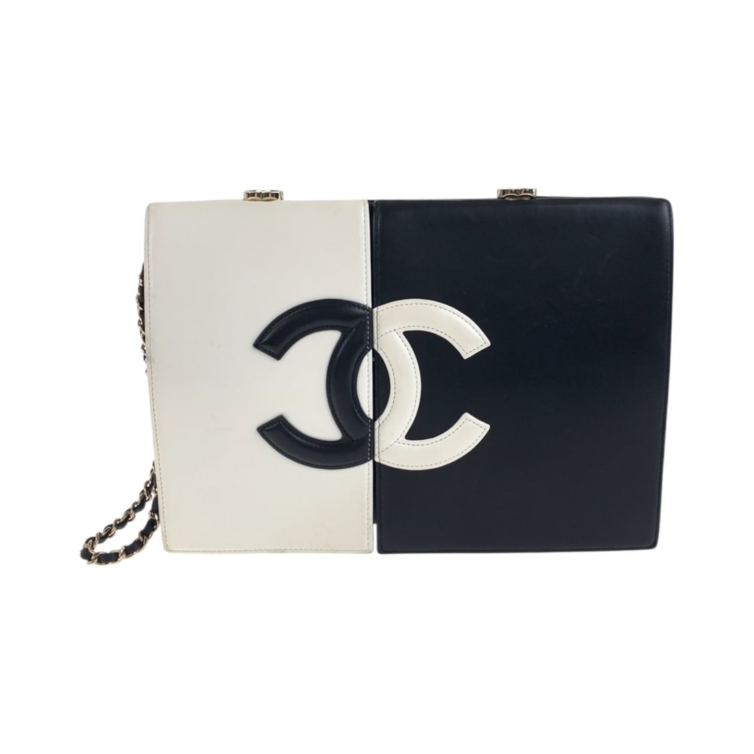 CHANEL Coco Mark White Black Gold Hardware Lambskin Chain Clutch Bag Second for Women: --- Catalog ---Category: SizeSize (HxWxD): 18.5cm x 26.5cm x 3cm / 7.28'' x 10.43'' x 1.18''Category: DesignType: Clutch bagColor: Black, WhiteGender: WomenMaterial: Leather Hardware Color: GoldLeathe