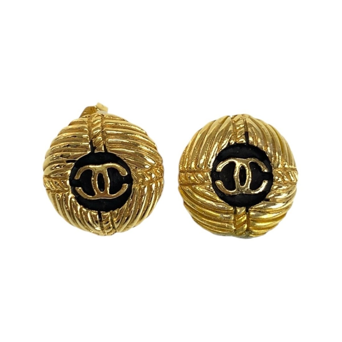 CHANEL Vintage Coco Mark Gold Black Hardware Plated Earrings for Women: --- Catalog ---Category: SizeSize (HxWxD): 20.00mm x 20.00mm / 0.79'' x 0.79''Category: DesignType: Stud earringsColor: Black, GoldGender: WomenCategory: GeneralBrand: ChanelCountry of Origin: France-