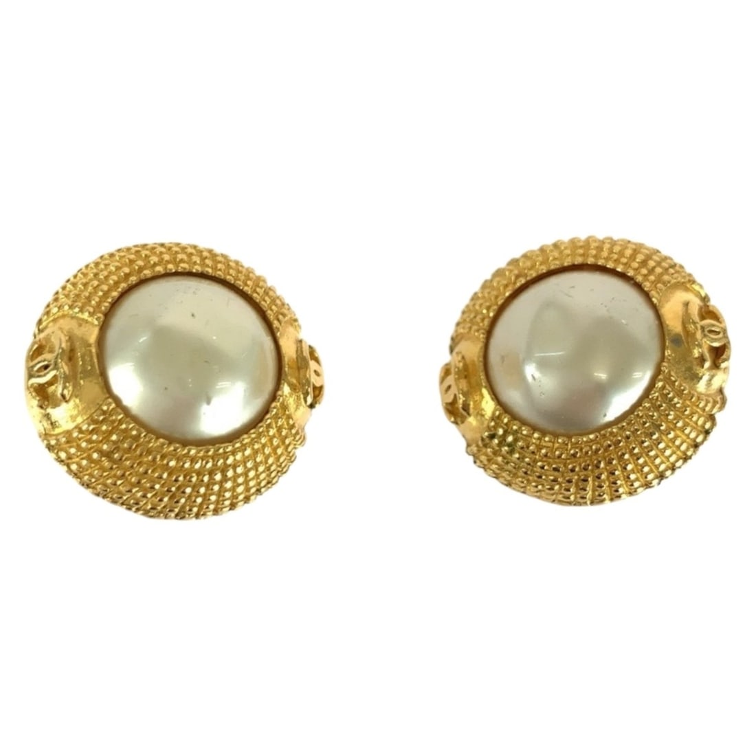CHANEL Vintage Faux Pearl Coco Mark Gold White Plated Earrings for Women: --- Catalog ---Category: SizeSize (HxWxD): 25.00mm x 25.00mm / 0.98'' x 0.98''Category: DesignType: Clip earringsColor: Gold, WhiteGender: WomenCategory: GeneralBrand: ChanelCountry of Origin: France-