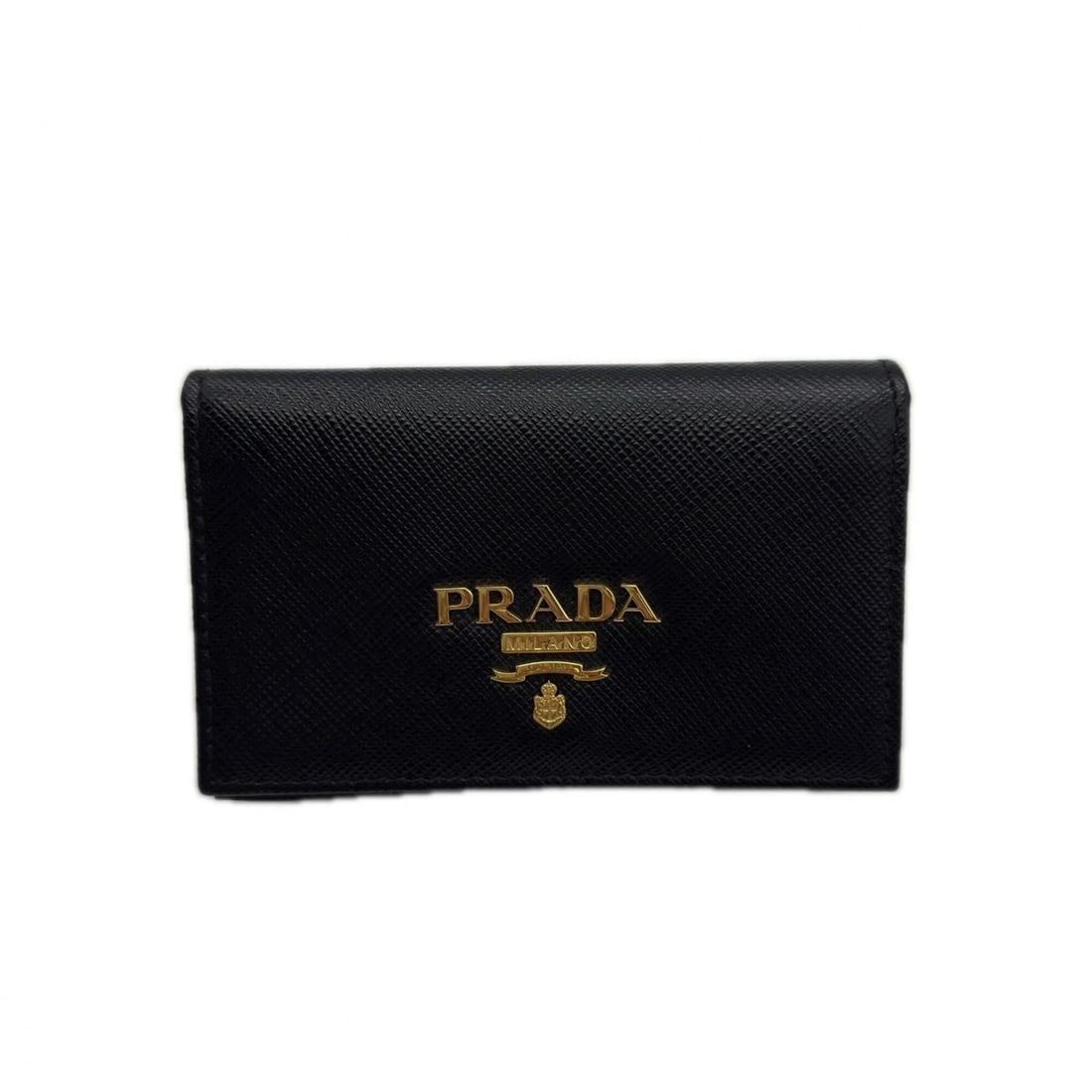 PRADA Saffiano Bi-fold Business Card Holder/Card Case 1MC122 Black Men's: --- Catalog ---Category: DesignType: Business card caseColor: BlackGender: MenMaterial: Saffiano Category: GeneralBrand: PradaCategory: Physical PropertiesSize (HxWxD): 7cm x 11cm x 2cm / 2.75'' x 4.3