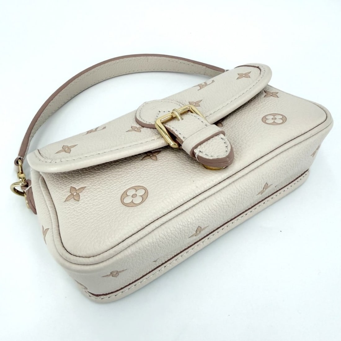 LOEWE Calfskin PUZZLE EDGE MINI Tan A510P88X26 Shoulder Bag Brown Calf Leather Women's: --- Catalog ---Category: SizeSize (HxWxD): 11cm x 13.5cm x 5.5cm / 4.33'' x 5.31'' x 2.16''Strap Length: 116cm / 45.66''Handle Length: 8.5cm / 3.34''Category: DesignType: Shoulder bagColor: BrownGende