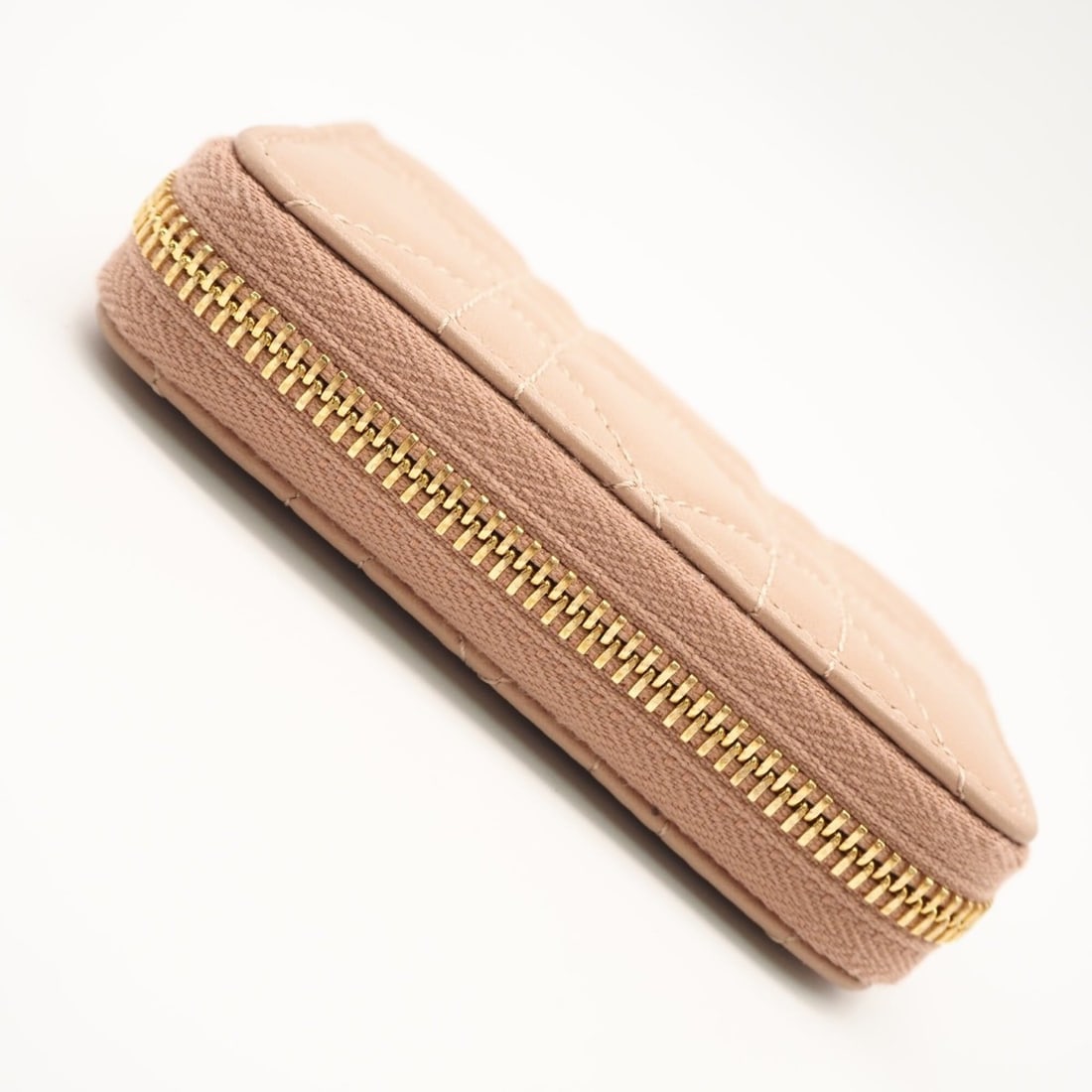 Christian Dior Cannage Lambskin Lady Scarlet Wallet S6035ONMJ - Wallet/Coin Case, Pink Beige: --- Catalog ---Category: SizeSize (HxWxD): 8cm x 11cm x 2.5cm / 3.14'' x 4.33'' x 0.98''Category: DesignType: Coin purse/coin caseColor: Pink beigeGender: WomenClosure: ZipperMaterial: Leather Leather