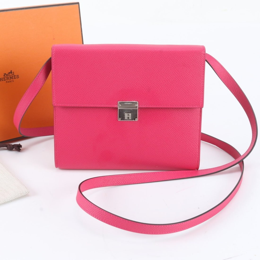Hermes Y stamp, manufactured in 2020, Click 16 Verso leather 2-way shoulder bag/clutch for women.: --- Catalog ---Category: SizeSize (HxWxD): 14cm x 16cm x 2cm / 5.51'' x 6.29'' x 0.78''Strap Length: 115cm / 45.27''Category: DesignType: Shoulder bagColor: PinkGender: WomenMaterial: Leather Category