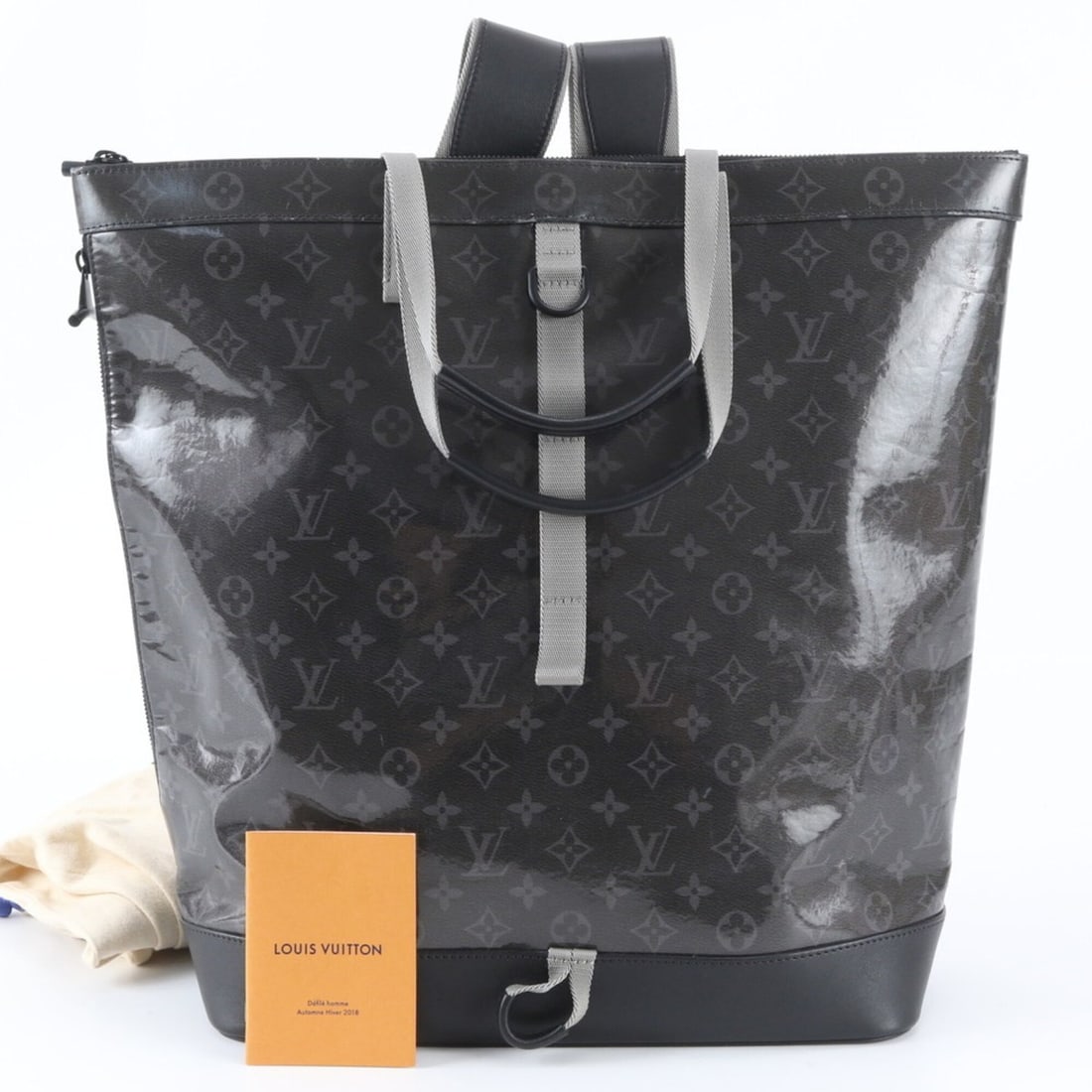 Louis Vuitton Monogram Eclipse Glaze Zipped Tote Bag M43900 2-Way Backpack Handbag for Men: --- Catalog ---Category: SizeSize (HxWxD): 44cm x 35cm x 16cm / 17.32'' x 13.77'' x 6.29''Strap Length: 84cm / 33.07''Handle Length: 42cm / 16.53''Category: DesignType: Backpack, Handbag, Tote bagColo