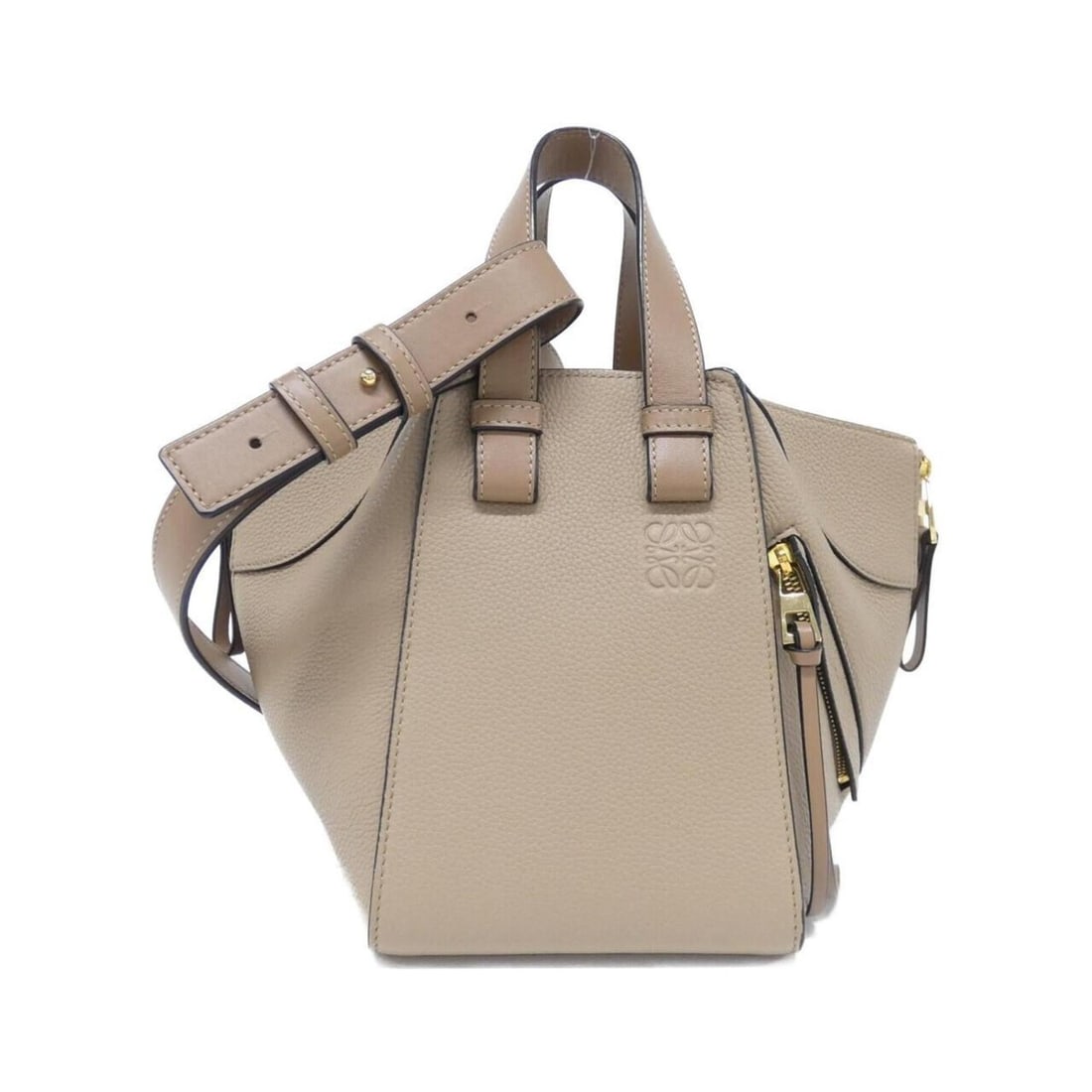 Loewe Hammock Compact A538H13X03 Shoulder Bag: --- Catalog ---Category: SizeSize (HxWxD): 20cm x 26cm x 21cm / 7.87'' x 10.23'' x 8.26''Category: DesignType: Shoulder bagColor: SandGender: WomenMaterial: Leather Leather/Fur Type: CalfskinCategory:
