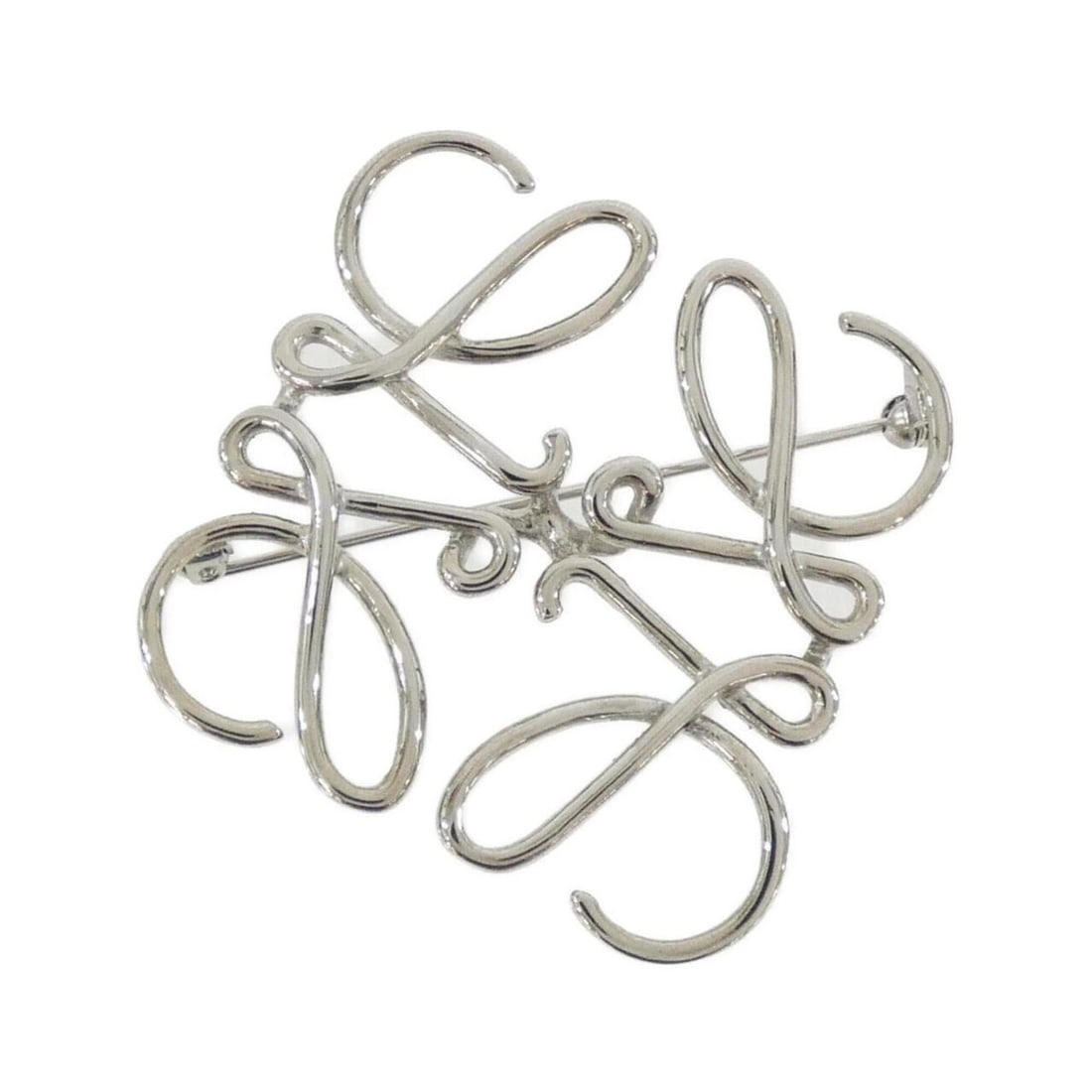 Loewe 111 25 020 Brooch: --- Catalog ---Category: SizeSize (HxWxD): 5cm x 5cm / 1.96'' x 1.96''Category: DesignType: BroochColor: SilverGender: WomenMaterial: Silver 925Category: GeneralMPN: 111 25 020Brand: Loewe--- Item