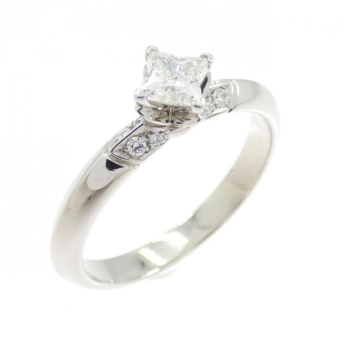 Louis Vuitton Star Monogram Ring: --- Catalog ---Category: SizeUS Size: 7.5Brand Size: 55Category: DesignType: Band ringGender: WomenMaterial: Platinum 950Category: GeneralMPN: Q9U40FBrand: Louis Vuitton--- Item List ---Section:
