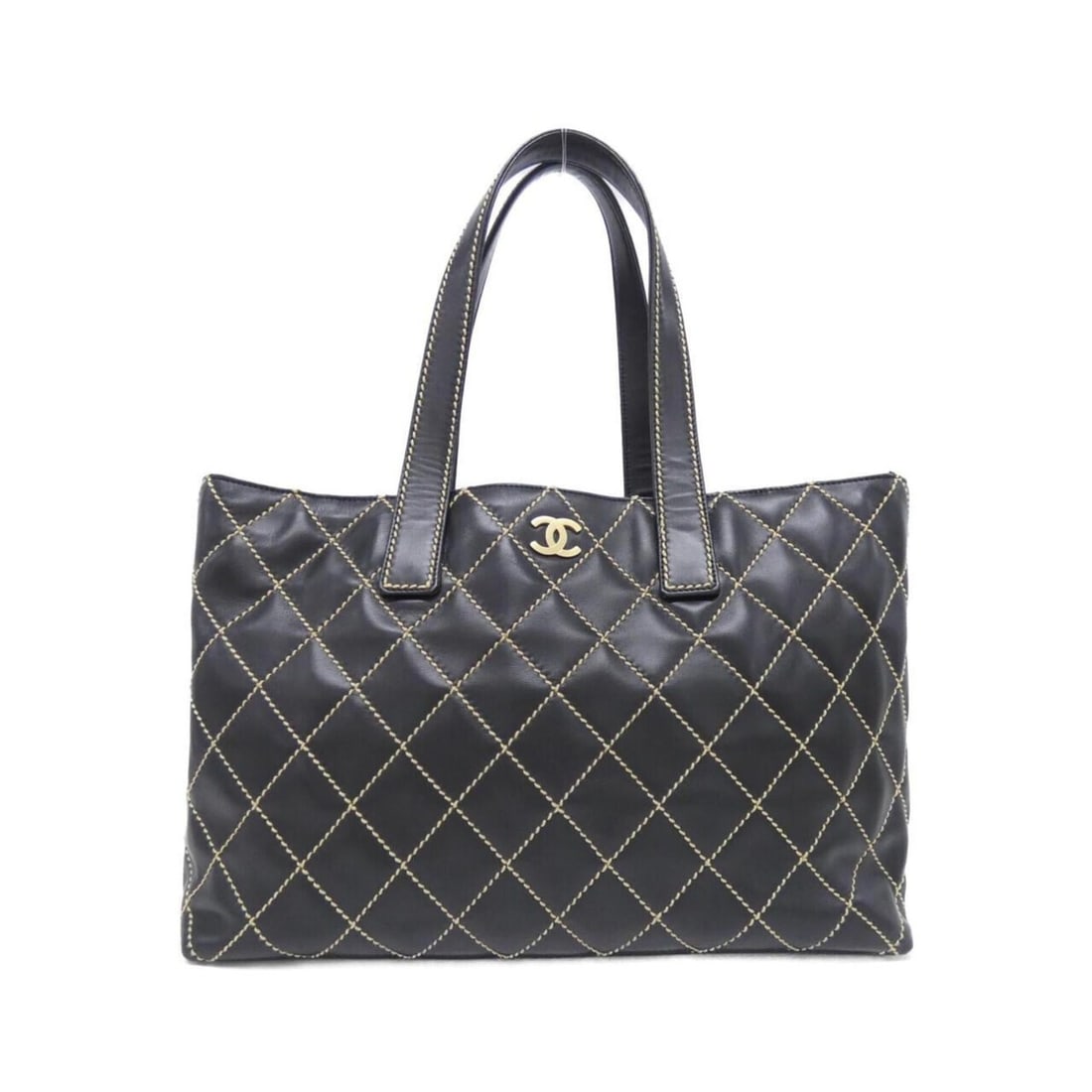 Chanel Wild Stitch Line 18129 Handbag: --- Catalog ---Category: SizeSize (HxWxD): 28cm x 40cm x 10cm / 11.02'' x 15.74'' x 3.93''Category: DesignType: HandbagColor: BlackGender: WomenMaterial: Leather Leather/Fur Type: CalfskinCategory: Ge