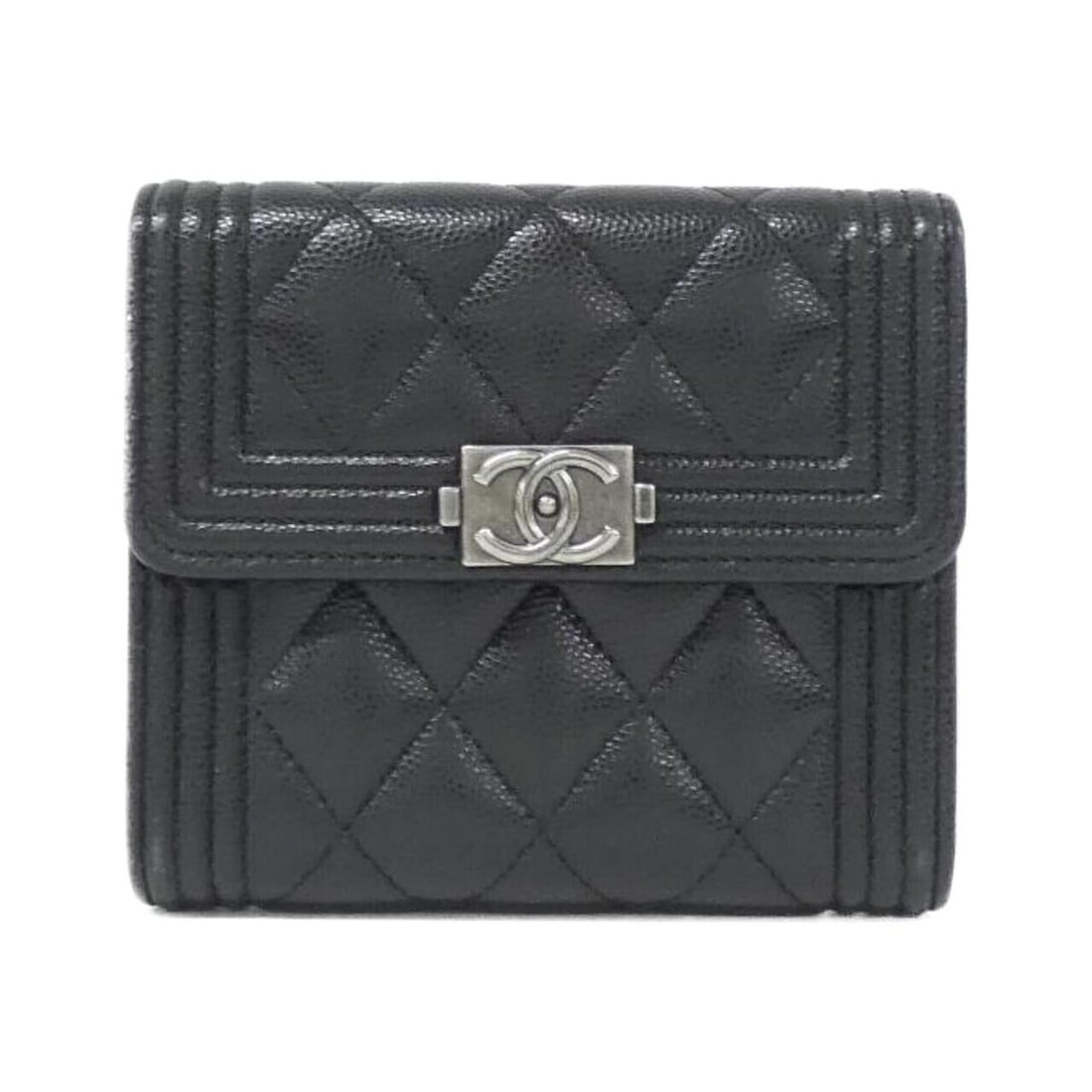Chanel Boy line 80734 wallet: --- Catalog ---Category: SizeSize (HxWxD): 10cm x 12cm x 2cm / 3.93'' x 4.72'' x 0.78''Category: DesignType: Wallet (tri-fold)Color: BlackGender: WomenMaterial: Grained Calfskin Category: GeneralMPN: 