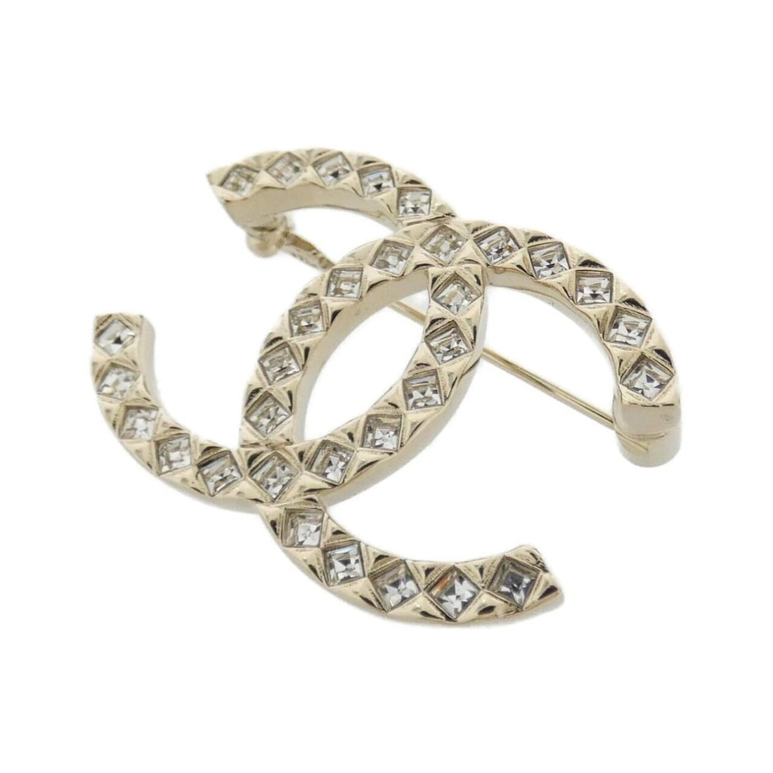 Chanel brooch: --- Catalog ---Category: SizeSize (HxWxD): 2.5cm x 3.5cm / 0.98'' x 1.37''Category: DesignType: BroochColor: Clear, GoldGender: WomenCategory: GeneralBrand: Chanel--- Item List ---Section: