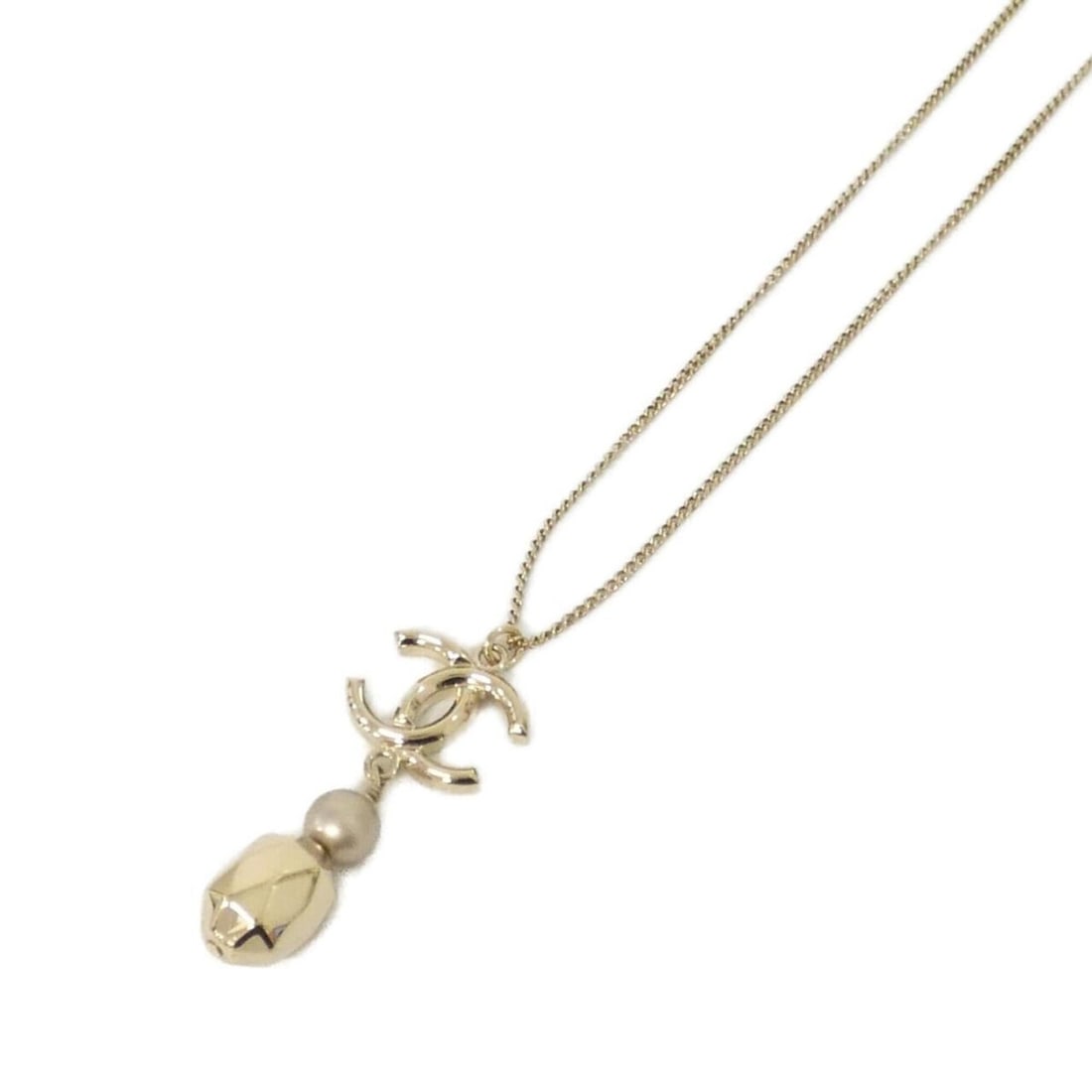 Chanel necklace: --- Catalog ---Category: SizePendant Size: 45mm x 20mm / 1.77'' x 0.78''Neck Circumference: 46 cm - 64 cm / 18.11'' - 25.19''Category: DesignColor: GoldGender: WomenMaterial: Artificial pearlNecklace
