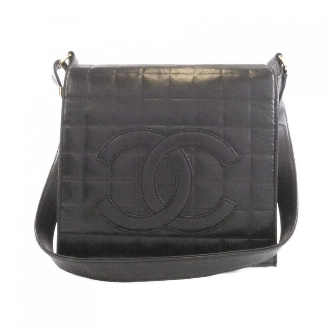 Chanel Chocolate Bar Line 17366 Shoulder Bag: --- Catalog ---Category: SizeSize (HxWxD): 22cm x 22cm x 6cm / 8.66'' x 8.66'' x 2.36''Category: DesignType: Shoulder bagColor: BlackGender: WomenMaterial: Leather Leather/Fur Type: LambskinCategory: