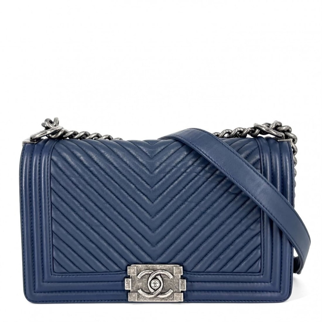 Chanel shoulder bag for women, featuring the Coco Mark, Boy design, chain strap, chevron pattern,: --- Catalog ---Category: SizeSize (HxWxD): 15.5cm x 25cm x 7cm / 6.1'' x 9.84'' x 2.75''Category: DesignType: Shoulder bagColor: NavyGender: WomenMaterial: Leather Category: GeneralBrand: Chanel--- It