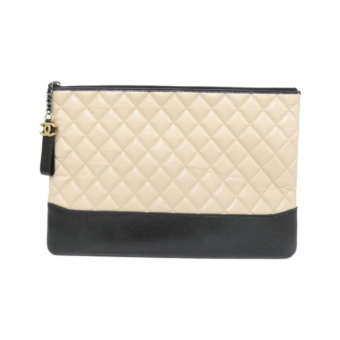 Chanel Gabrielle Line 84288 Handbag Pouch: --- Catalog ---Category: SizeSize (HxWxD): 24cm x 35.5cm x 1cm / 9.44'' x 13.97'' x 0.39''Category: DesignType: Handbag, PouchColor: Beige, BlackGender: Women,MenMaterial: Leather Hardware Color: Matt