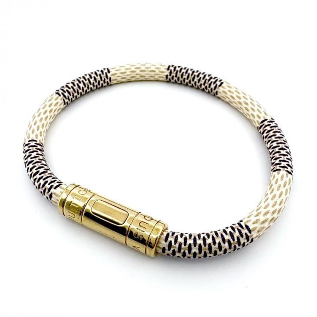 Louis Vuitton Damier Azur Bracelet M6607E (Bracelet Keep It): --- Catalog ---Category: SizeLength: 17cm / 6.69''Category: DesignType: Charm braceletColor: Beige, Damier Azur, Ivory, NavyGender: Men,WomenMaterial: Damier AzurCategory: GeneralMPN: M6607EBrand: Lou