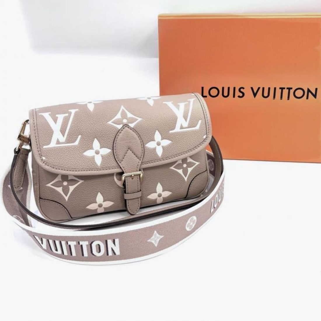 Louis Vuitton Diane Bicolor Empreinte M46583 Tourtrême Crème Shoulder Bag: --- Catalog ---Category: SizeSize (HxWxD): 17cm x 25.5cm x 10cm / 6.69'' x 10.03'' x 3.93''Category: DesignType: Shoulder bagColor: Beige, Ivory, TourterelleGender: WomenCategory: GeneralMPN: M46583Br