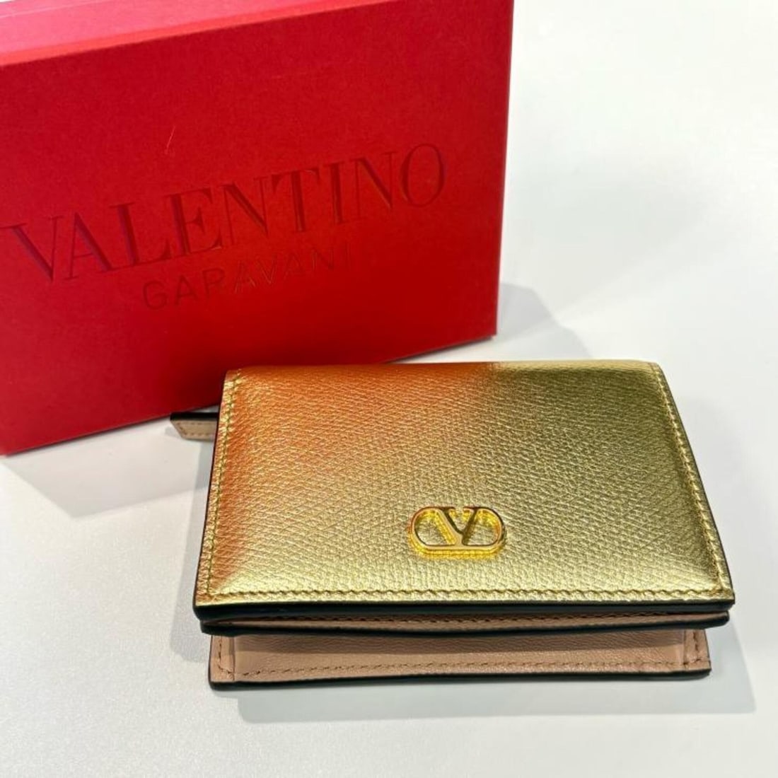 Valentino V-logo Signature Compact Wallet, Grained Calfskin, Gold, Bi-fold Wallet: --- Catalog ---Category: SizeSize (HxWxD): 8.2cm x 11.2cm x 3.2cm / 3.22'' x 4.4'' x 1.25''Category: DesignType: Wallet (bi-fold)Color: BeigeGender: WomenMaterial: Leather Leather/Fur Type: CalfskinCa