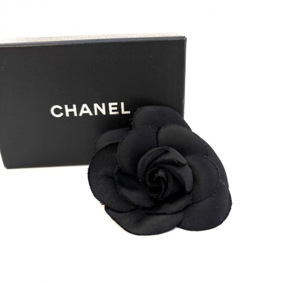 Chanel CHANEL Corsage Black Camellia Brooch Satin: --- Catalog ---Category: DesignType: CorsageColor: BlackGender: WomenMaterial: SatinCategory: GeneralBrand: Chanel--- Item List ---Section: ConditionRanking: Rank B Used - Traces of usage, damages / d