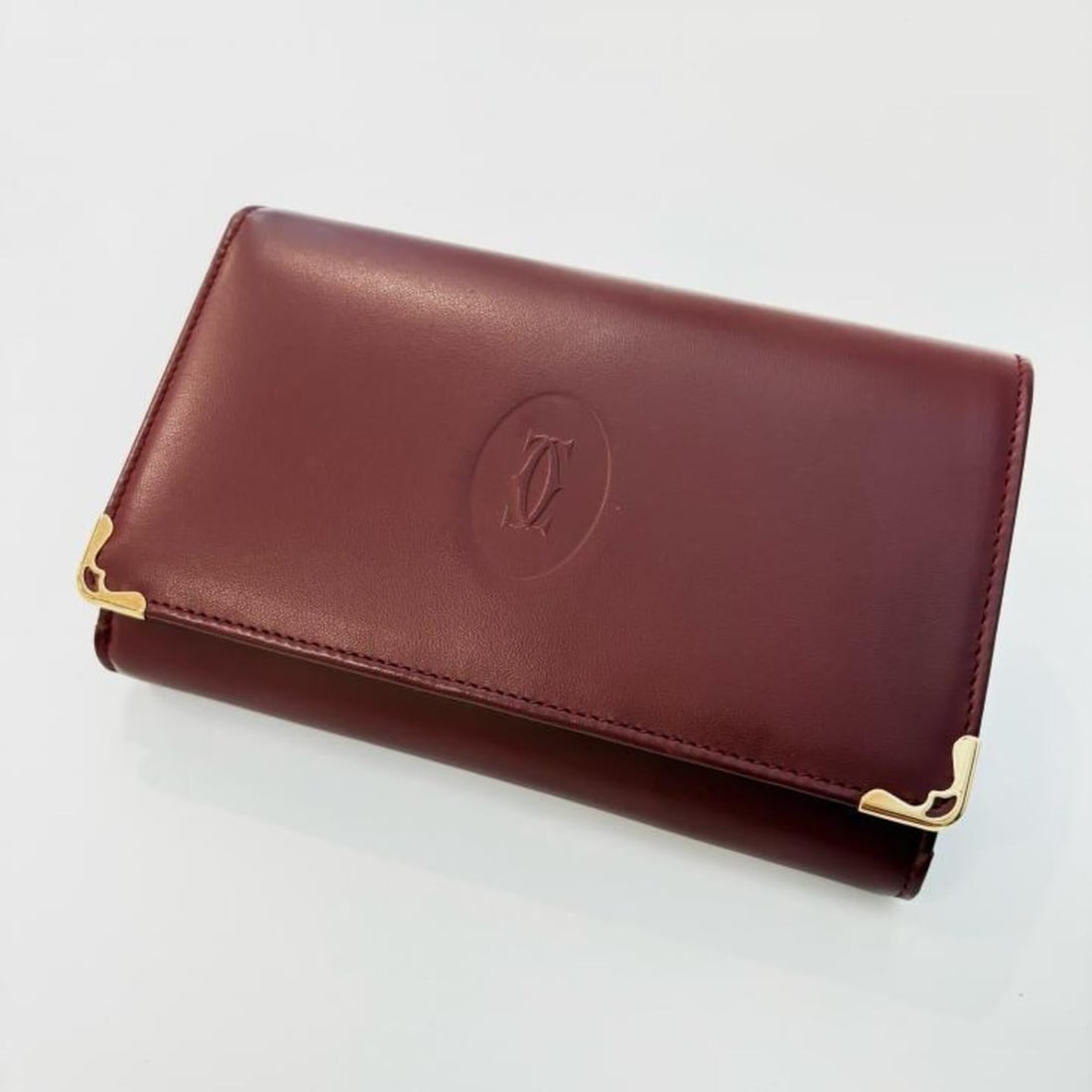 Cartier Must de Bi-fold Wallet, Bordeaux, L-shaped Zipper, Leather, L3000553: --- Catalog ---Category: SizeSize (HxWxD): 9.5cm x 14.5cm x 3.5cm / 3.74'' x 5.7'' x 1.37''Category: DesignType: Wallet (bi-fold)Color: BordeauxGender: WomenMaterial: Leather Leather/Fur Type: Calfski