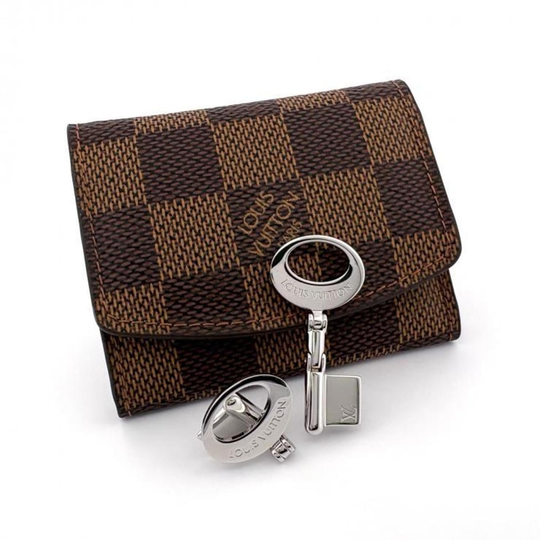 LOUIS VUITTON Cufflinks Travel Key Metal Silver M68099 Damier Louis Vuitton: --- Catalog ---Category: SizeSize (HxWxD): 40.00mm x 20.00mm / 1.57'' x 0.79''Category: DesignType: CufflinksColor: Brown, SilverGender: MenCategory: GeneralMPN: M68099Brand: Louis Vuitton--- Item Lis