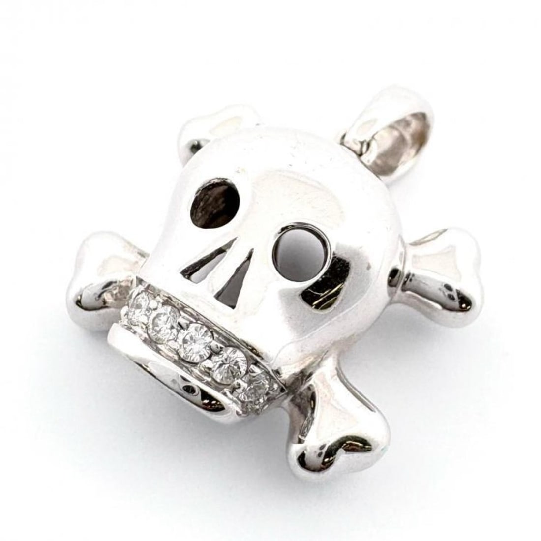 Christian Dior K18WG Diamond Fiancée de Vampire Pendant Top Skull: --- Catalog ---Category: SizePendant Size: 20mm x 20mm / 0.78'' x 0.78''Category: DesignColor: SilverGender: Women,MenMaterial: White gold (18K)Necklace Type: PendantCategory: GeneralBrand: Christian 