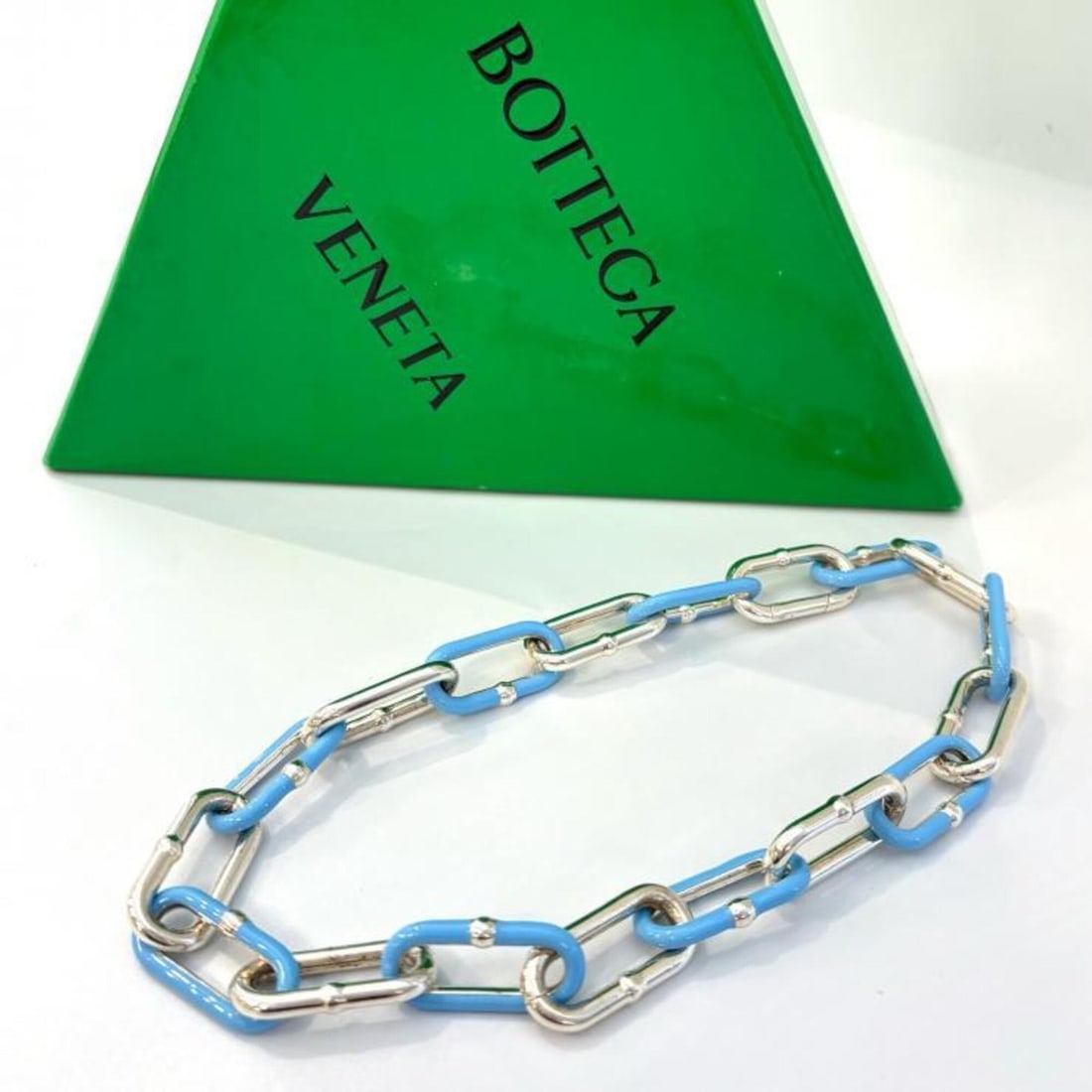 BOTTEGA VENETA SV925 Chain Necklace Choker Bicolor Bottega Veneta: --- Catalog ---Category: SizeNeck Circumference: 42.5 cm / 16.73''Category: DesignColor: Blue, SilverGender: WomenMaterial: Silver 925Necklace Type: NecklaceCategory: GeneralBrand: Bottega Veneta--- I