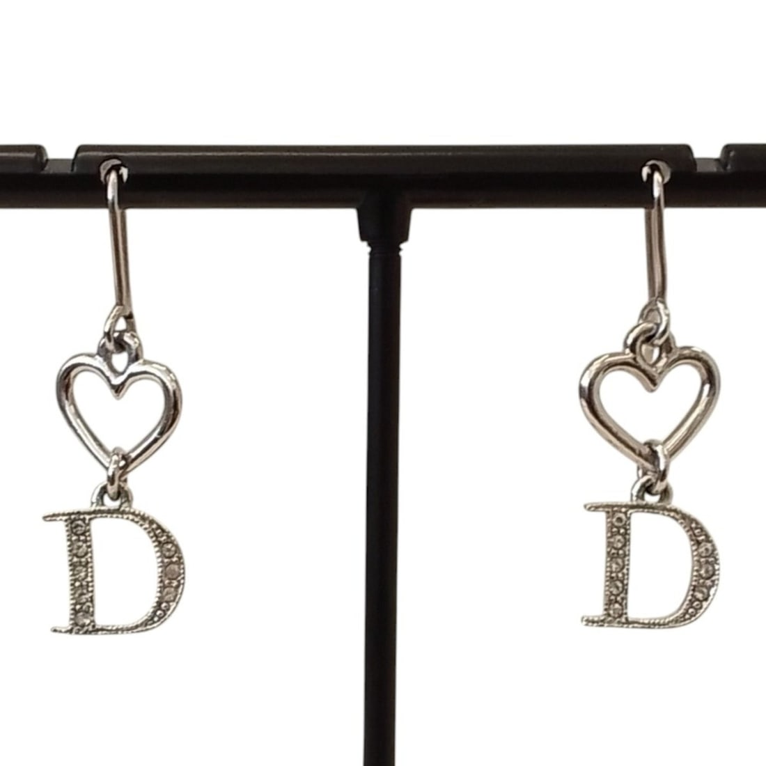 Christian Dior Heart D Logo Earrings, Silver Color, Women's: --- Catalog ---Category: SizeSize (HxWxD): 22.00mm x 11.00mm / 0.87'' x 0.43''Category: DesignType: Stud earringsColor: SilverGender: WomenCategory: GeneralBrand: Christian Dior--- Item List ---Sectio