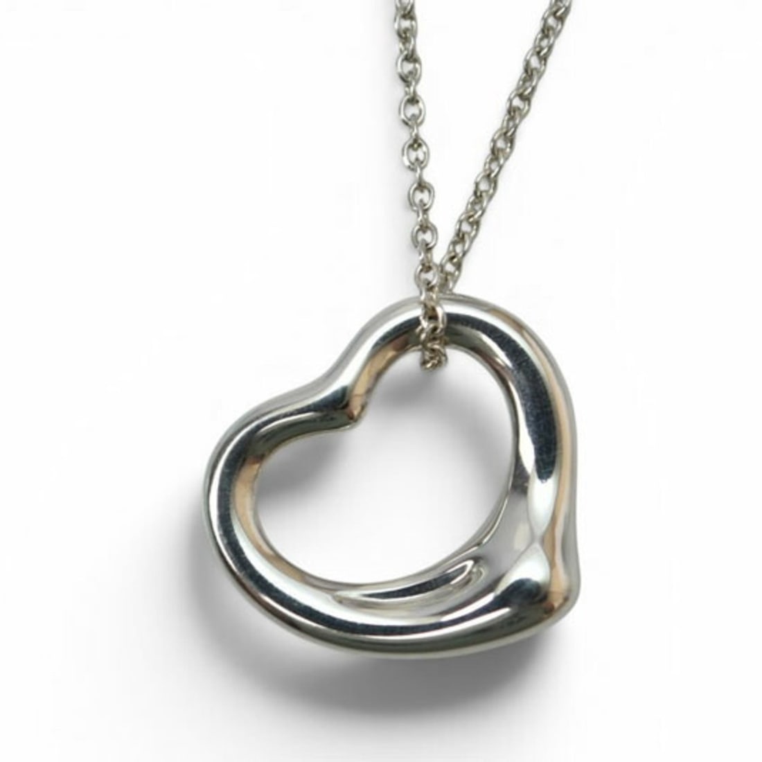 Tiffany & Co. Necklace/Pendant, Silver, Elsa Peretti design, Heart motif, 1.5cm wide.: --- Catalog ---Category: SizePendant Size: 13mm x 15mm / 0.51'' x 0.59''Neck Circumference: 40 cm / 15.74''Category: DesignColor: SilverGender: WomenMaterial: Silver 925Pendant Type: PendantNecklace T