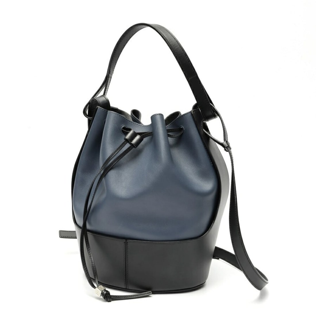 Loewe Balloon Bag Medium Shoulder 326.75AC30 Leather Blue Black: --- Catalog ---Category: SizeSize (HxWxD): 30cm x 22cm x 16cm / 11.81'' x 8.66'' x 6.29''Strap Length: 114cm / 44.88''Category: DesignType: Shoulder bagColor: Black, BlueGender: WomenMaterial: Leather